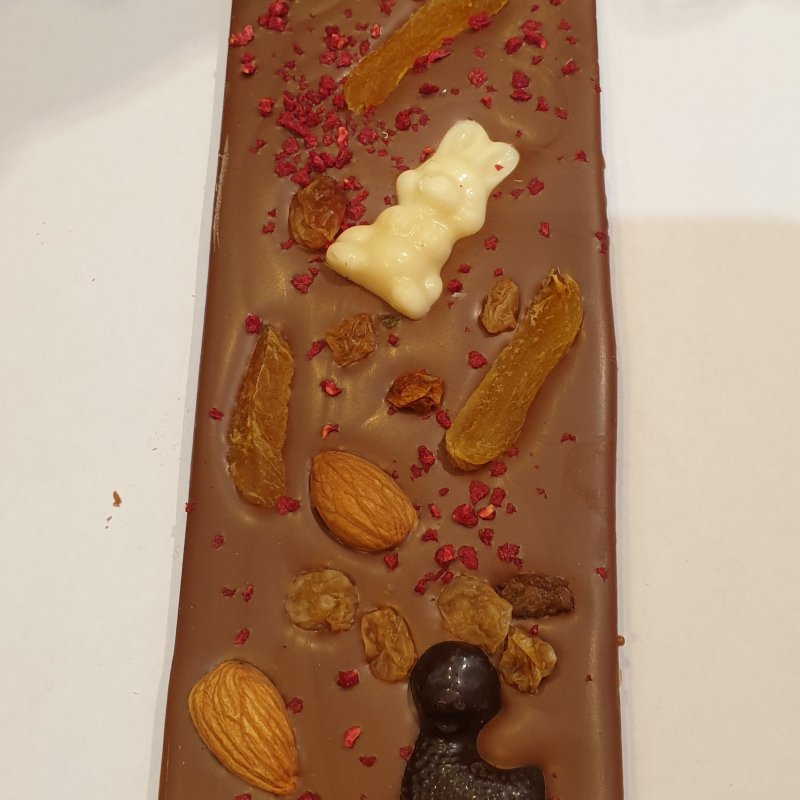  Tabletă artizanală din ciocolată belgliană cu lapte, fructe și semințe și figurine de sezon