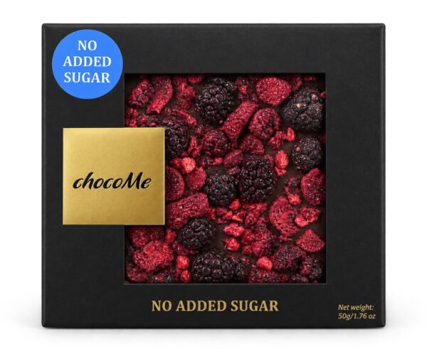 Ciocolată neagră chocoMe fără zahăr adăugat, cu mure, zmeură și vișine liofilizate – 50 g